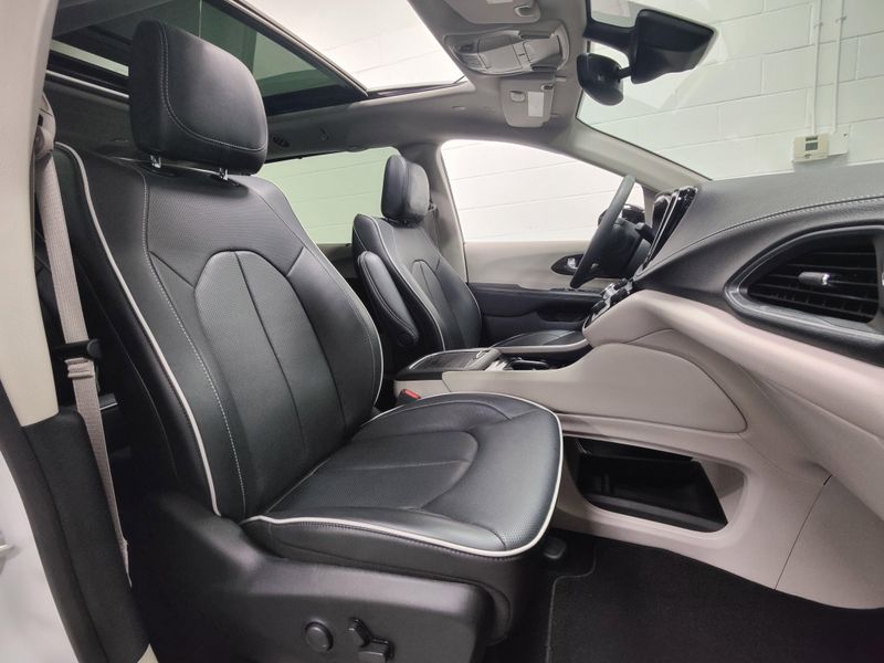 2024 Chrysler Pacifica Limited AWD w/Safety SphereImage 4