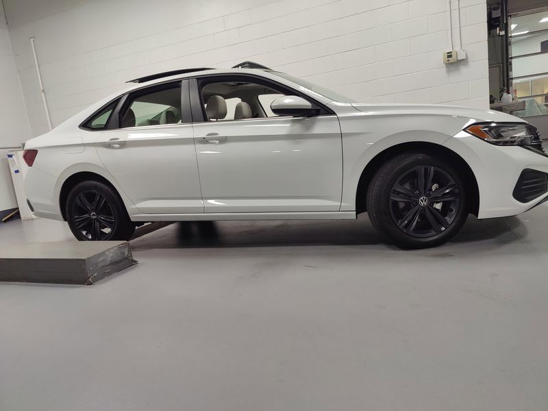 Used 2024 Volkswagen Jetta SE w/SunroofImage 3