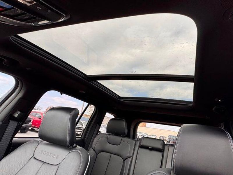 New 2025 Jeep Grand Cherokee Overland 4x4Image 16