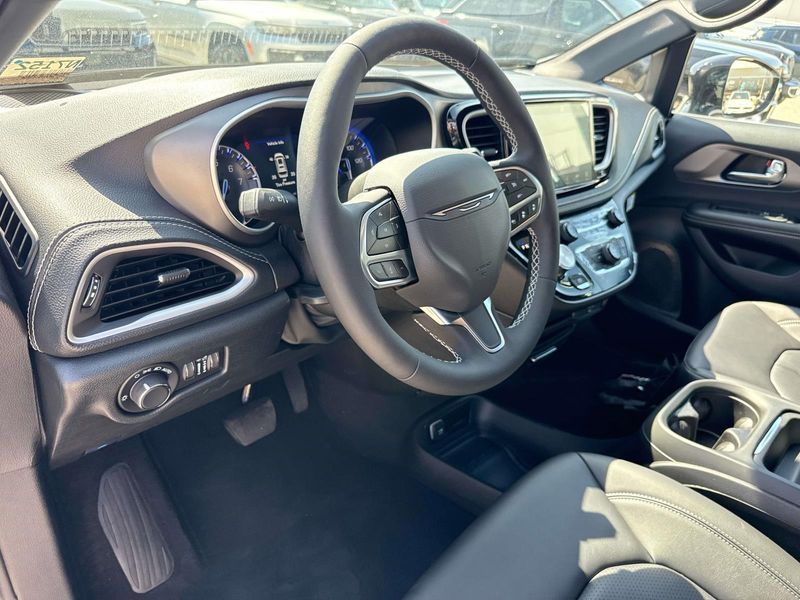 New 2027 Chrysler Pacifica Select Awd