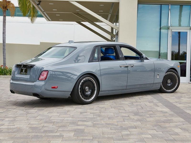 2023 Rolls-Royce Phantom BaseImage 2