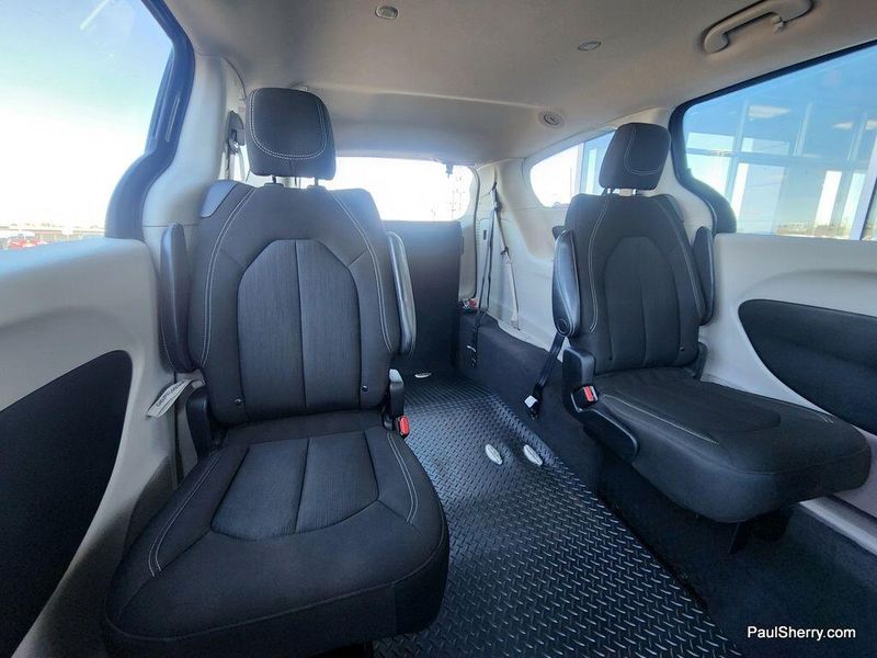 2022 Chrysler Voyager LXImage 46