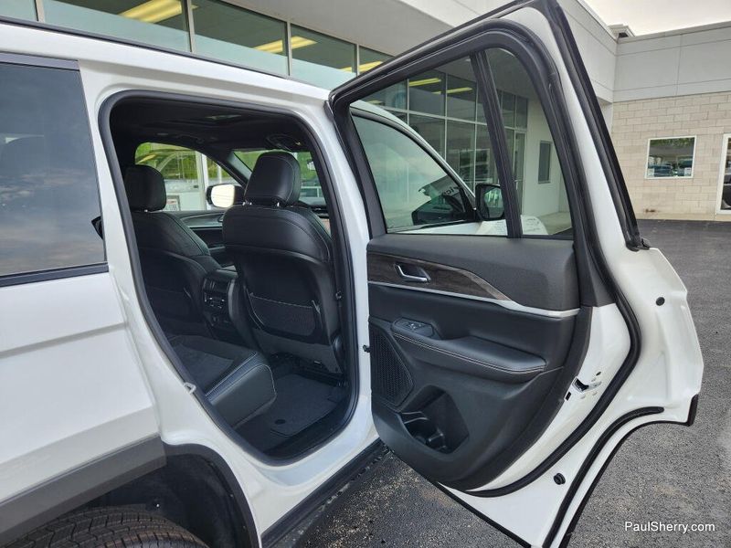 New 2026 Jeep Grand Cherokee Laredo Altitude 4x4