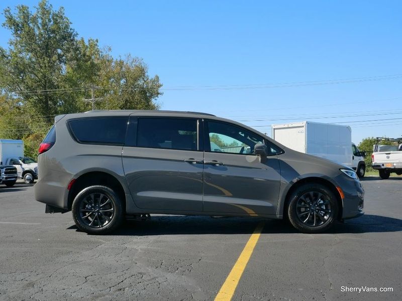 2022 Chrysler Pacifica Touring SImage 25