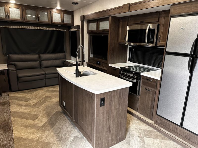 Used 2021 WINNEBAGO VOYAGE 3134RL Image 6