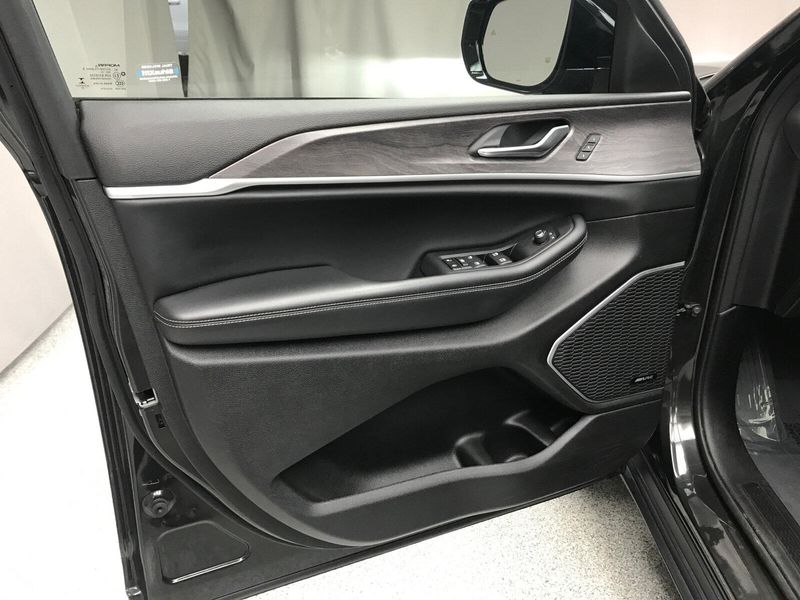 Used 2022 Jeep Grand Cherokee L LimitedImage 3