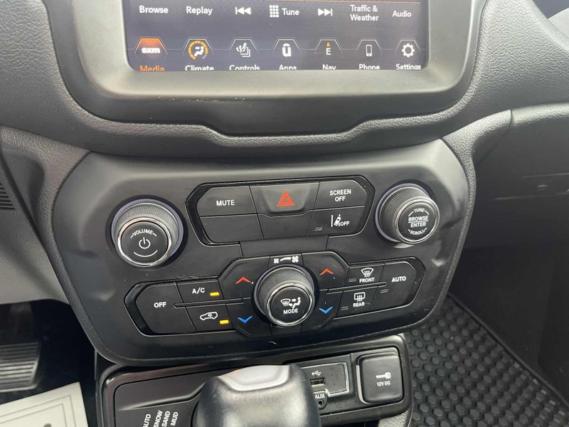 Used 2022 Jeep Renegade Image 13