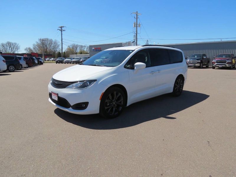 Used 2020 Chrysler Pacifica Touring 4dr Mini VanImage 6