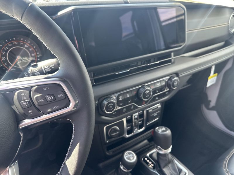 2025 Jeep Wrangler 4-door SaharaImage 25