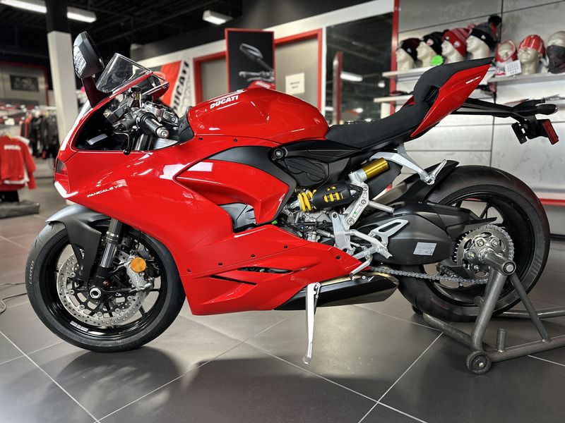 2025 Ducati PANIGALE V2 Image 3