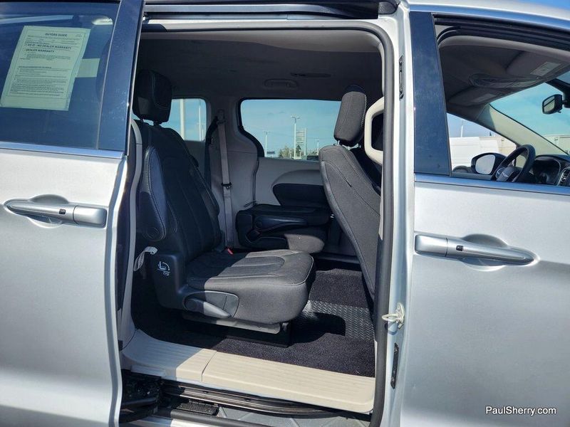 2023 Chrysler Voyager LXImage 47