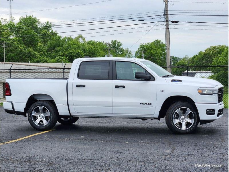 New 2026 RAM 1500 Express Crew Cab 4x4 5'7' Box