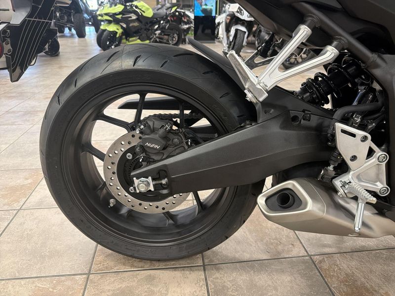 New 2026 Honda CBR650R E-CLUTCH Image 21
