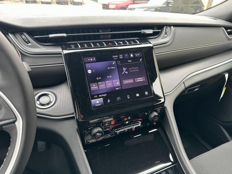 2025 Jeep Grand Cherokee L Laredo X 4x4Image 3
