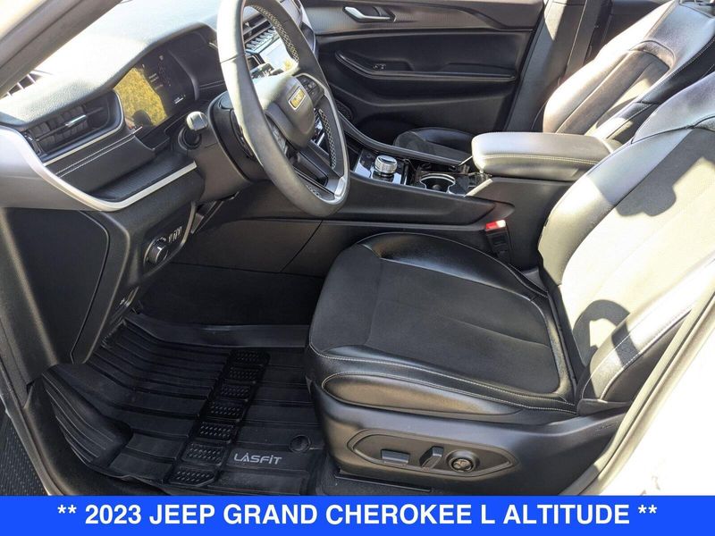 2023 Jeep Grand Cherokee Altitude photo 12