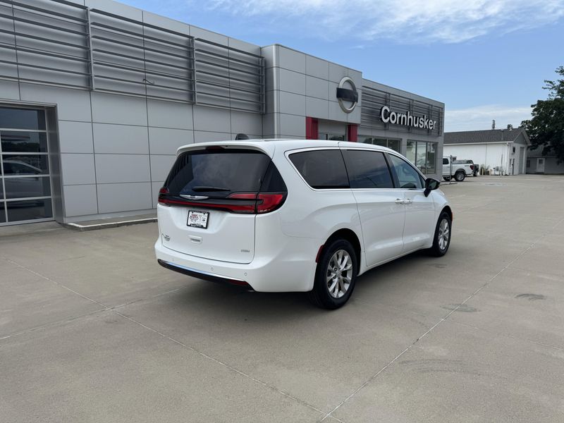 New 2025 Chrysler Pacifica SelectImage 9
