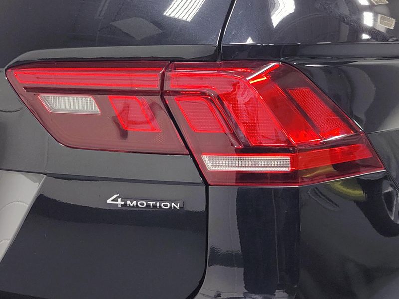 Used 2024 Volkswagen Tiguan AWD SEL R-Line w/Sunroof/NavImage 5