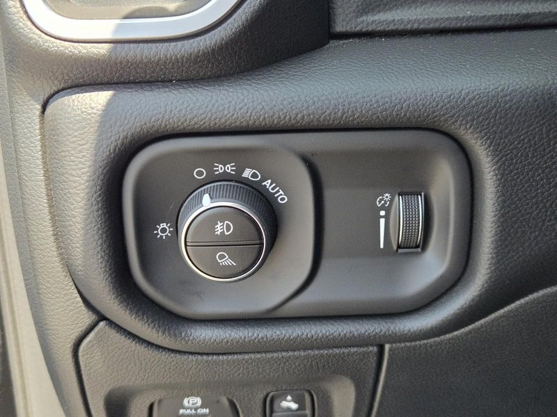 New 2026 RAM 1500 Big Horn Crew Cab 4x2 5'7' Box