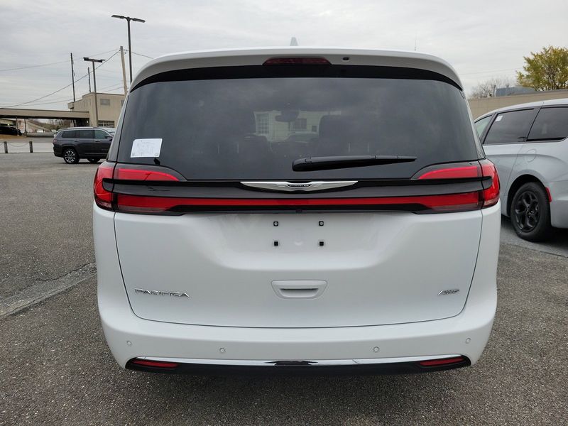 2022 Chrysler Pacifica Touring L AwdImage 5