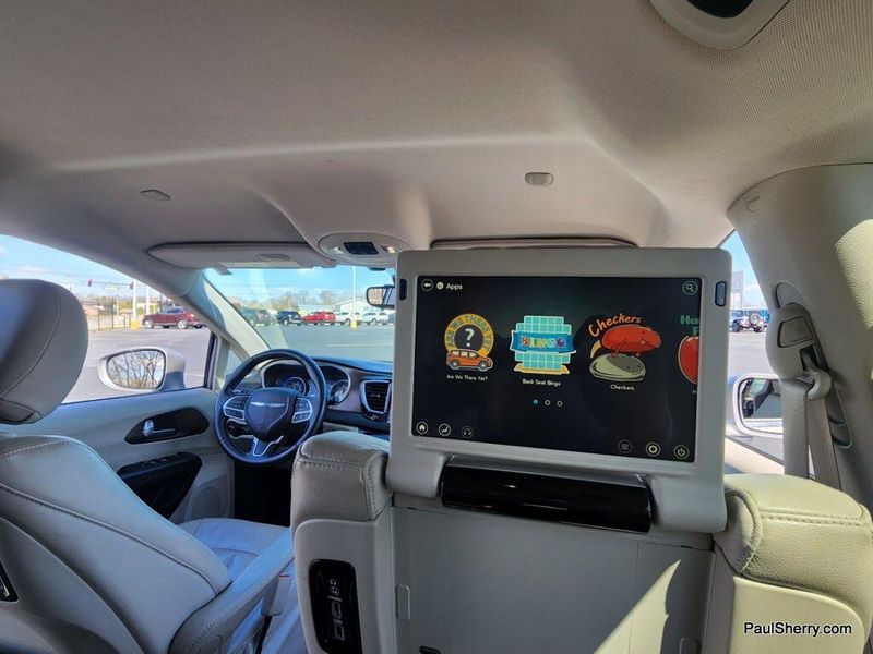 2017 Chrysler Pacifica Touring-L PlusImage 3