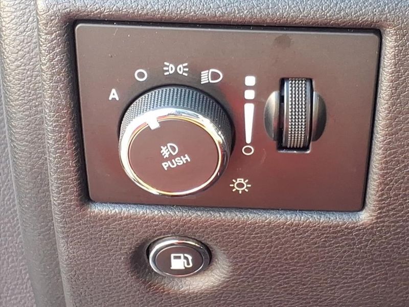 Used 2017 Jeep Grand Cherokee LaredoImage 19