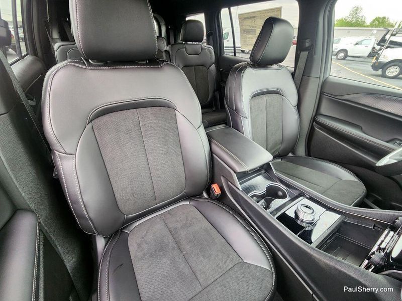 2025 Jeep Grand Cherokee L Altitude X 4x4Image 2