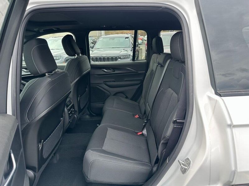 2025 Jeep Grand Cherokee Laredo X 4x4Image 13