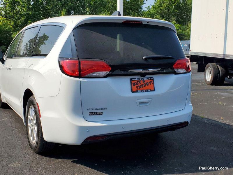 New 2025 Chrysler Voyager LxImage 9