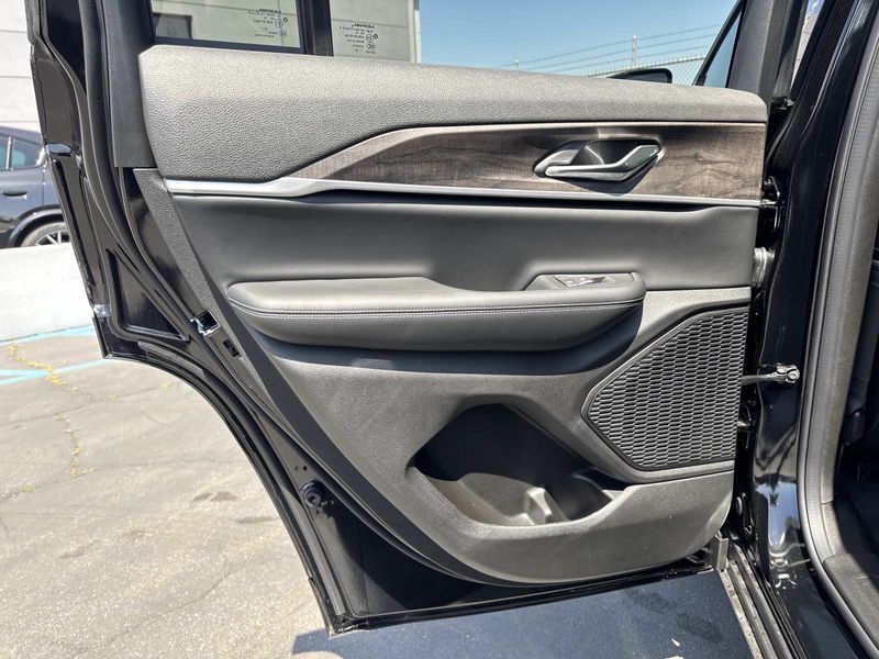 New 2026 Jeep Grand Cherokee Laredo Altitude 4x2