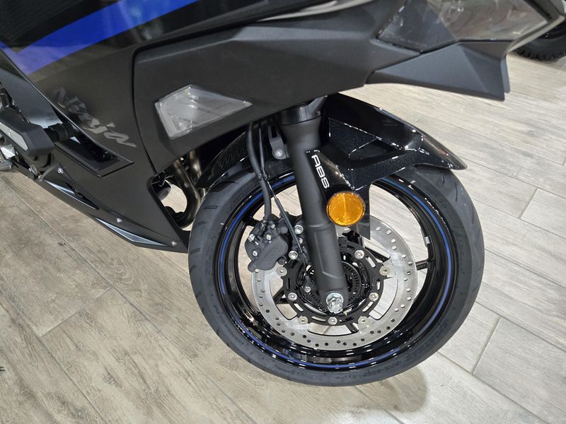 2025 Kawasaki NINJA 500 SE ABS METALLIC FLAT SPARK BLACK AND METALLIC SPARK BLACK Image 16