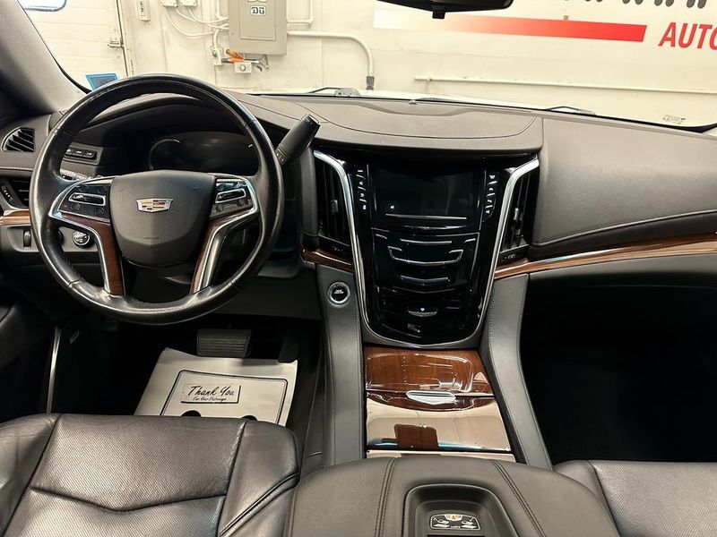 2019 Cadillac Escalade LuxuryImage 32