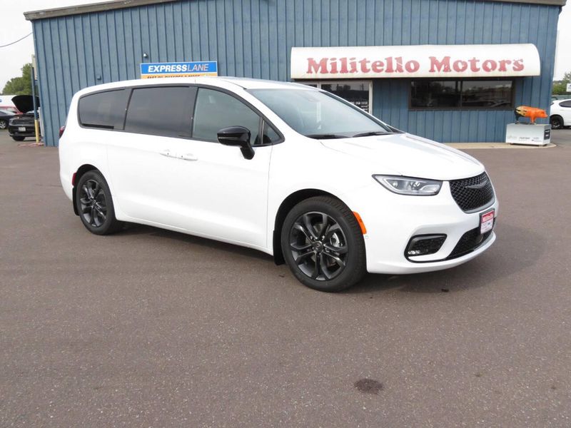 New 2026 Chrysler Pacifica SelectImage 2