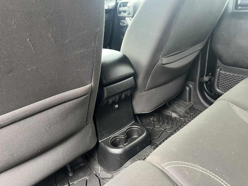 Used 2016 Jeep Wrangler Unlimited Image 12