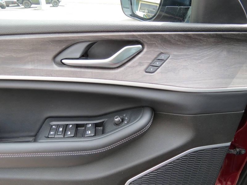 2022 Jeep Grand Cherokee L Limited 4x4 4dr SUVImage 11