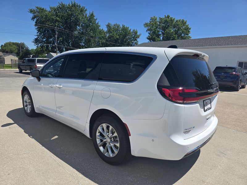 New 2025 Chrysler Pacifica SelectImage 6