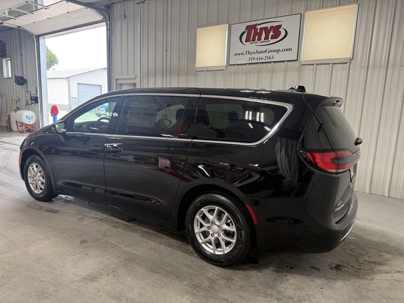 New 2027 Chrysler Pacifica SelectImage 11