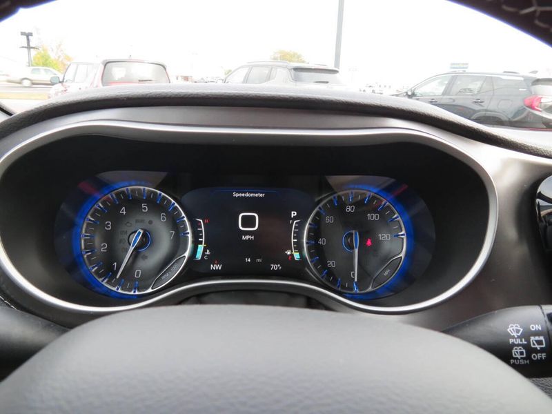 New 2026 Chrysler Pacifica SelectImage 11