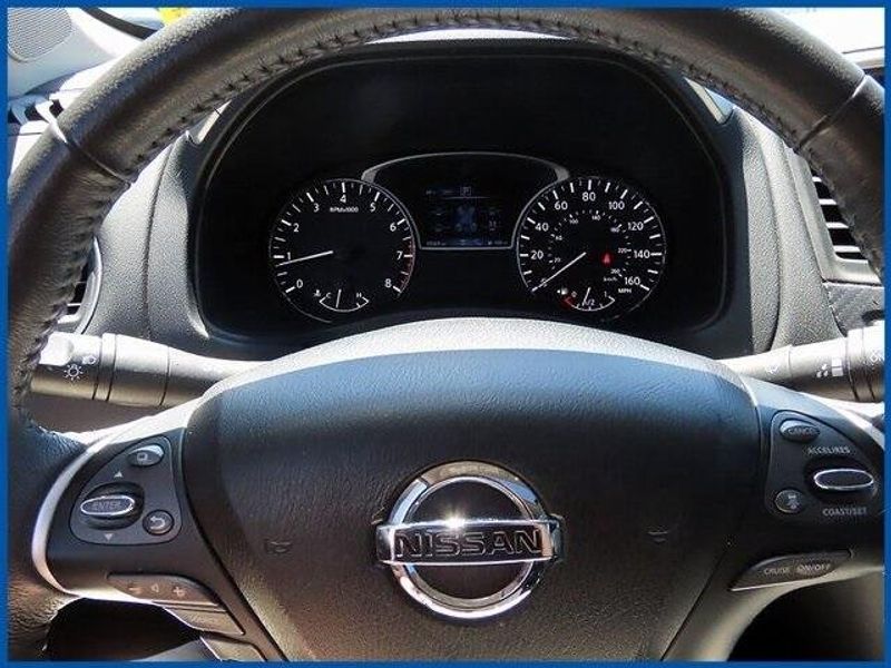 2017 Nissan Pathfinder PlatinumImage 16