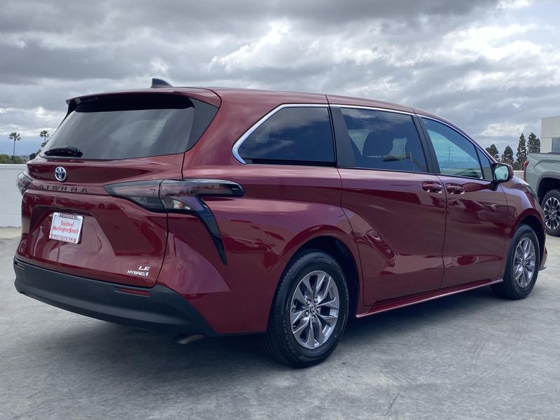 2024 Toyota Sienna LEImage 4
