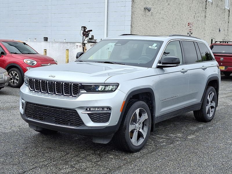 2025 Jeep Grand Cherokee Limited photo 2