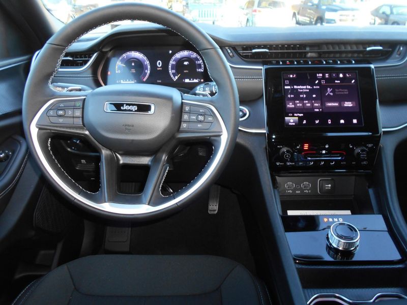 2025 Jeep Grand Cherokee Laredo Altitude photo 3