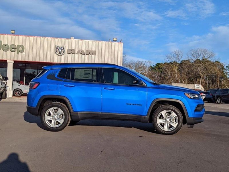 2022 Jeep Compass Latitude 4x4 in a Laser Blue Pearl Coat exterior color and Blackinterior. Johnson Dodge 601-693-6343 pixelmotiondemo.com 