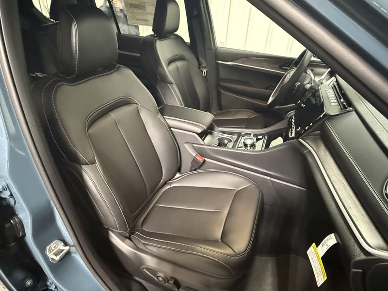 New 2026 Jeep Grand Cherokee L Limited 4x4Image 15