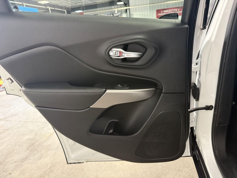 Used 2021 Jeep Cherokee Latitude PlusImage 21