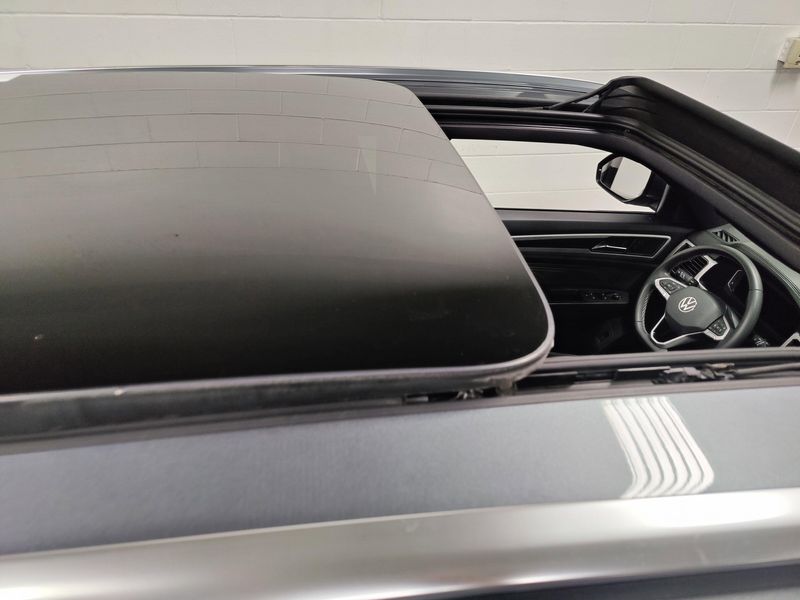 Used 2023 Volkswagen Atlas Cross Sport V6 SEL AWD w/Sunroof/NavImage 7