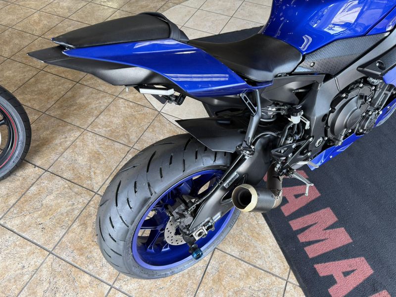 Used 2018 Yamaha YZF-R1 Image 7