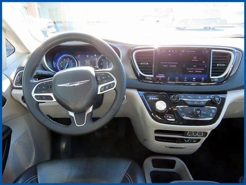 2022 Chrysler Pacifica Touring LImage 12