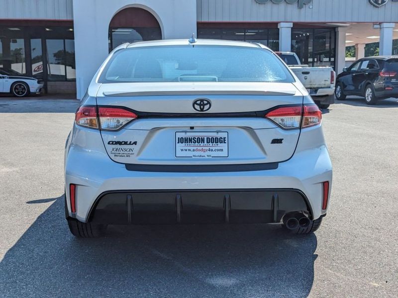 2023 Toyota Corolla SE in a Classic Silver Metallic exterior color and Black/Redinterior. Johnson Dodge 601-693-6343 pixelmotiondemo.com 