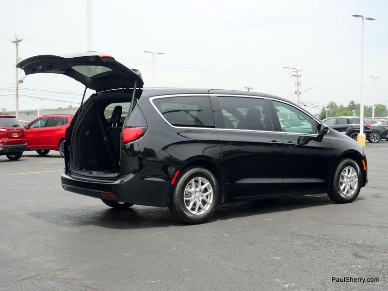 New 2025 Chrysler Voyager LxImage 20