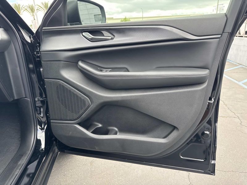 New 2026 Jeep Grand Cherokee Laredo 4x2